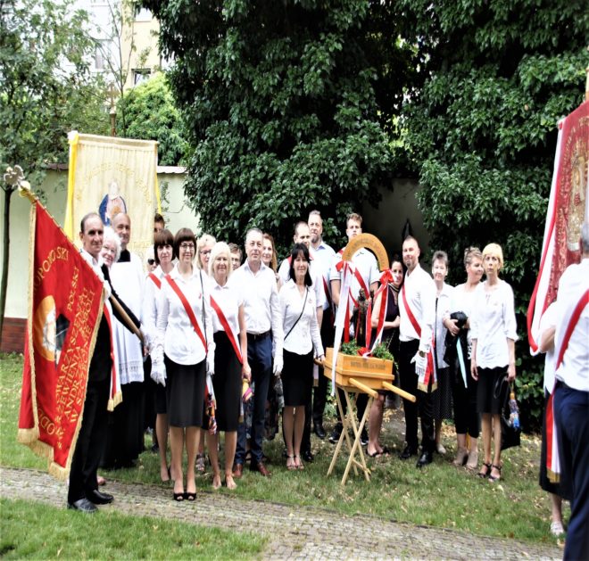 Członkowie OZ SKKBA-u z feretronem św. Andrzeja Boboli po procesji Bożego Ciała 2019r.